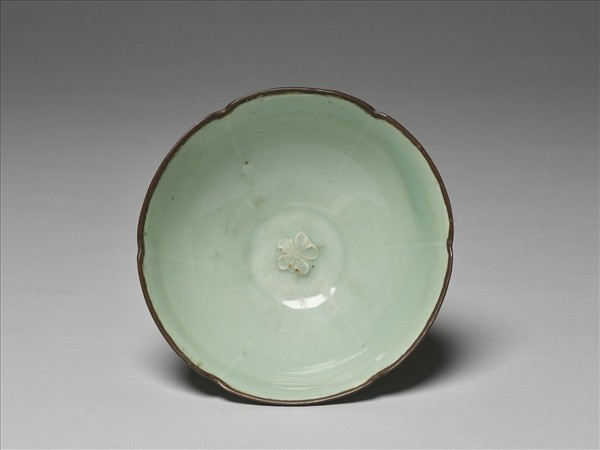 龍泉窯 青瓷梅花紋花式碗
