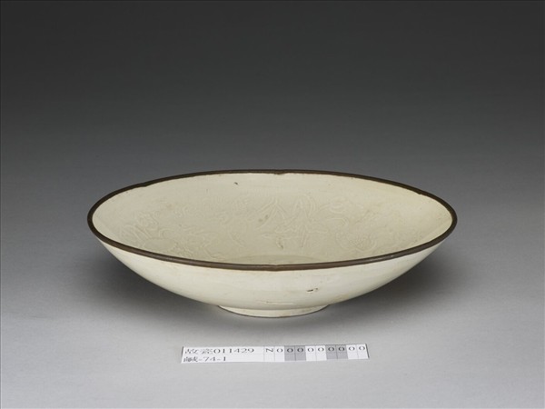 定窯 印花蓮塘鴛鴦紋葵口碗