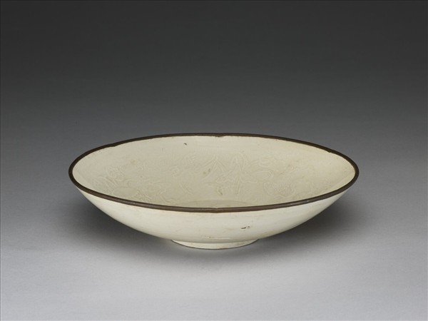 定窯 印花蓮塘鴛鴦紋葵口碗