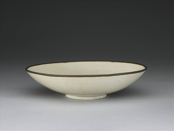 定窯 印花蓮塘鴛鴦紋葵口碗