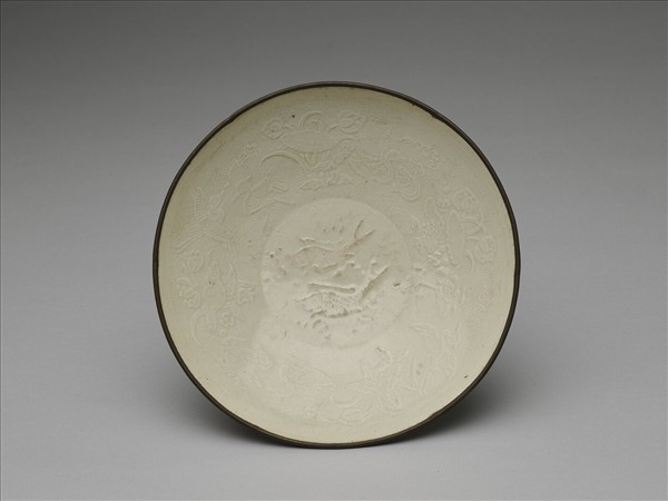 定窯 印花蓮塘鴛鴦紋葵口碗