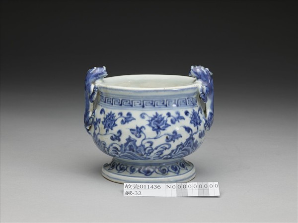 青花番蓮紋螭耳爐