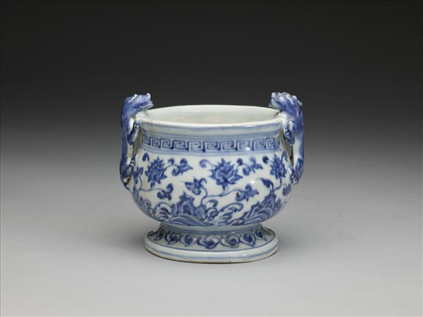 青花番蓮紋螭耳爐