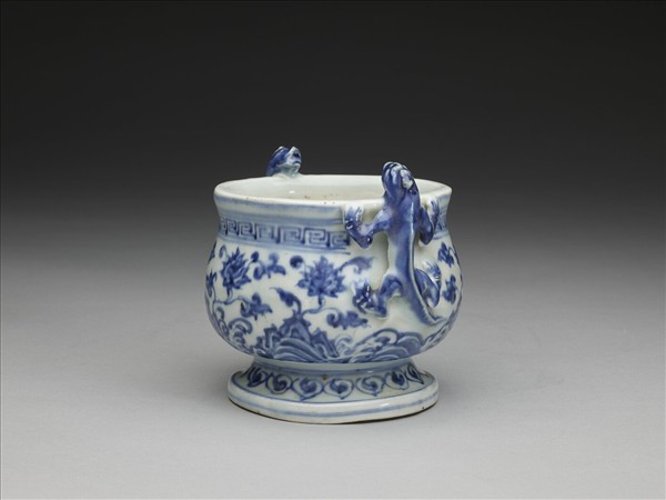 青花番蓮紋螭耳爐