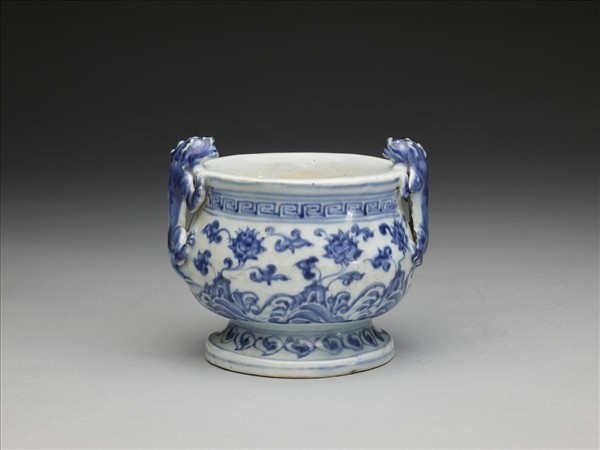 青花番蓮紋螭耳爐