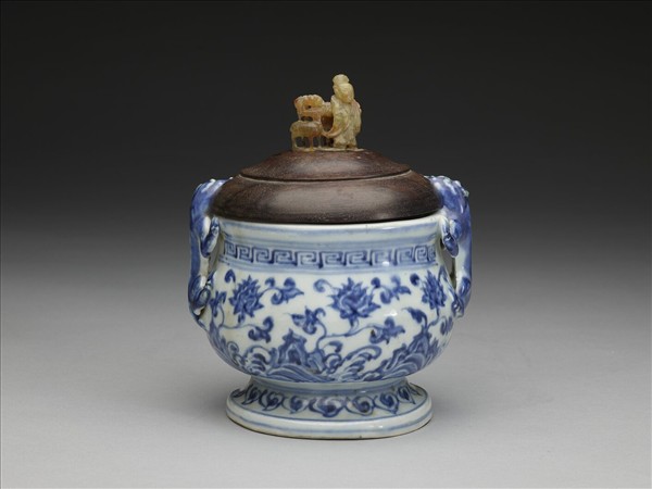 青花番蓮紋螭耳爐