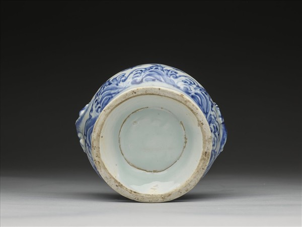 青花番蓮紋螭耳爐