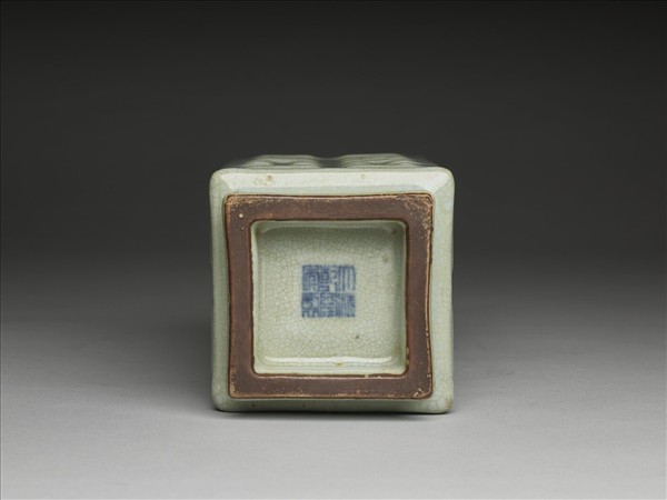 青瓷八卦紋琮式瓶