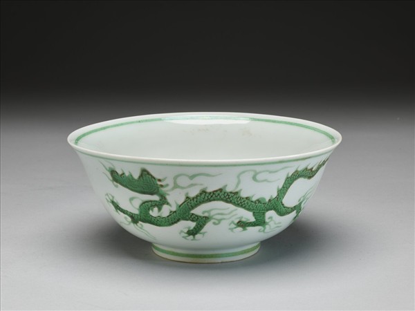 白瓷綠彩龍紋碗