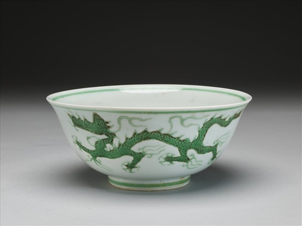 白瓷綠彩龍紋碗
