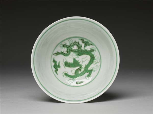白瓷綠彩龍紋碗