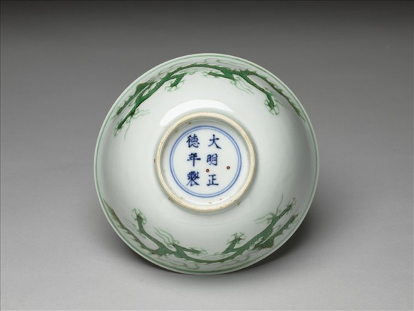 白瓷綠彩龍紋碗