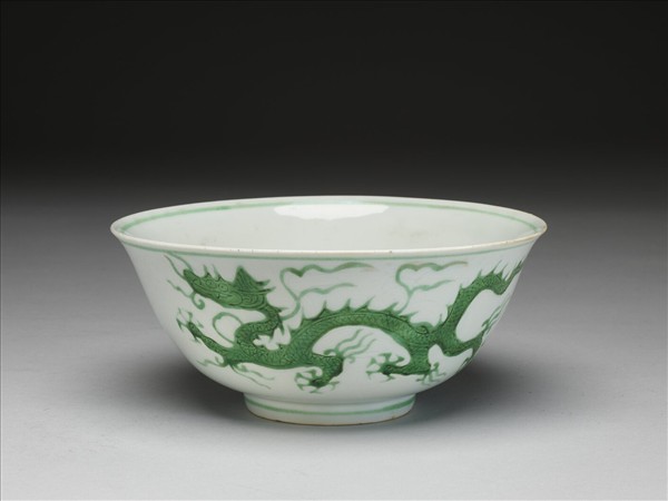 白瓷綠彩龍紋碗