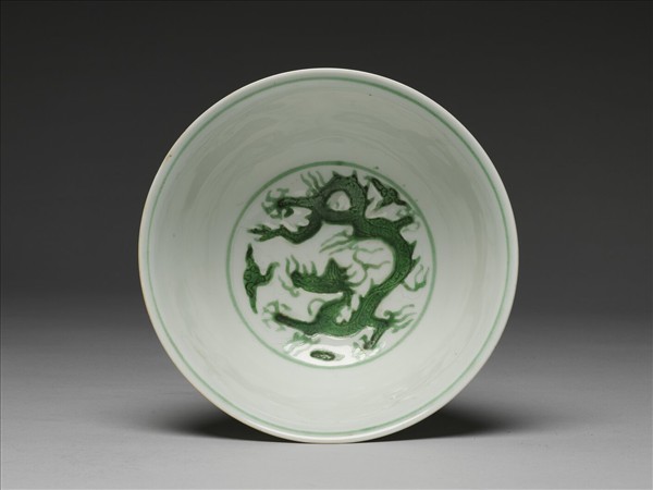 白瓷綠彩龍紋碗