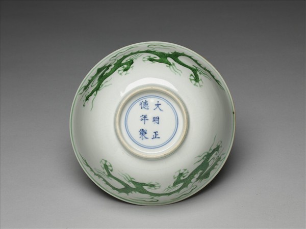 白瓷綠彩龍紋碗