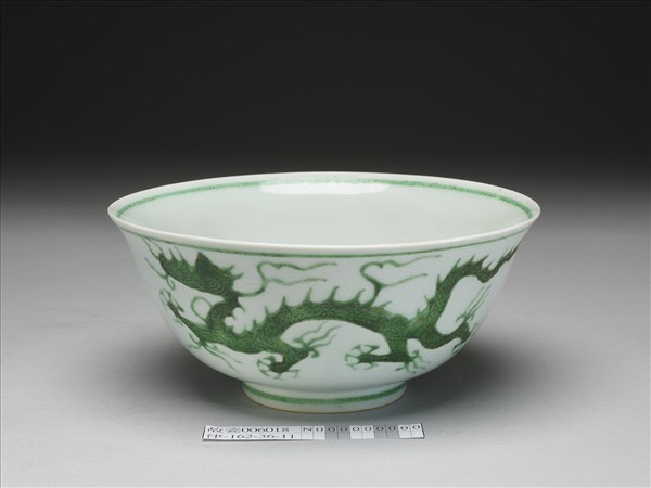 白瓷綠彩龍紋碗