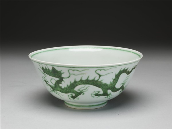 白瓷綠彩龍紋碗