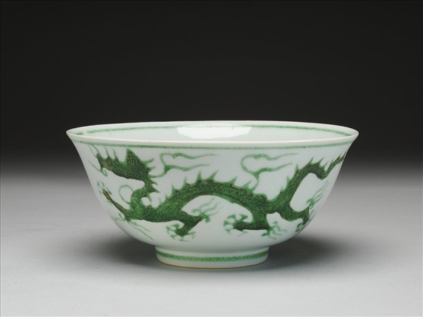白瓷綠彩龍紋碗