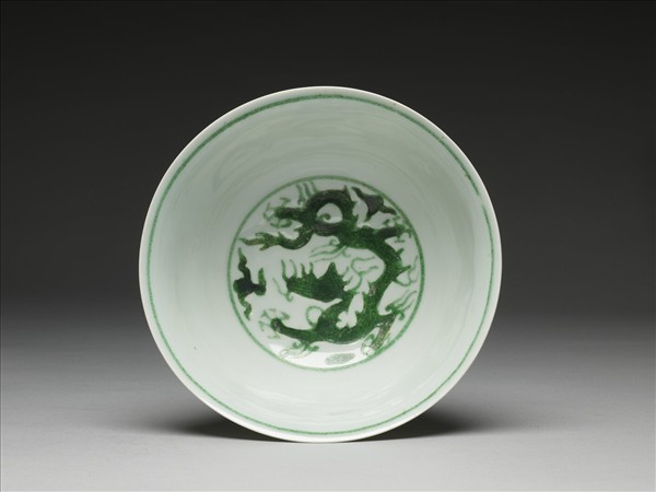 白瓷綠彩龍紋碗