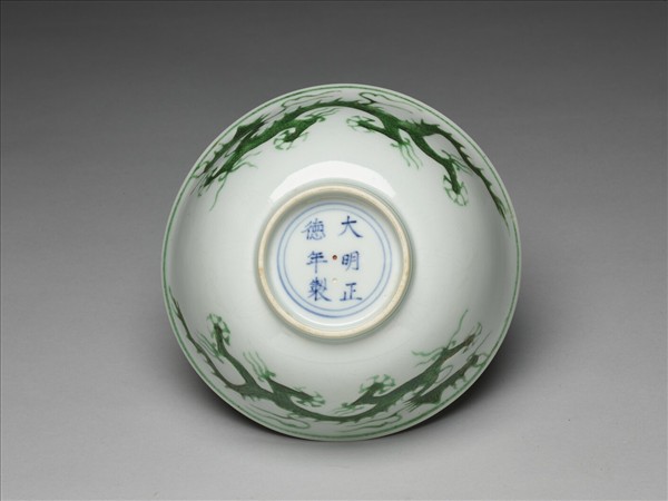 白瓷綠彩龍紋碗