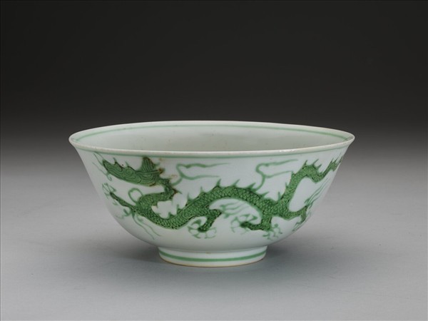白瓷綠彩龍紋碗