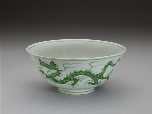 白瓷綠彩龍紋碗