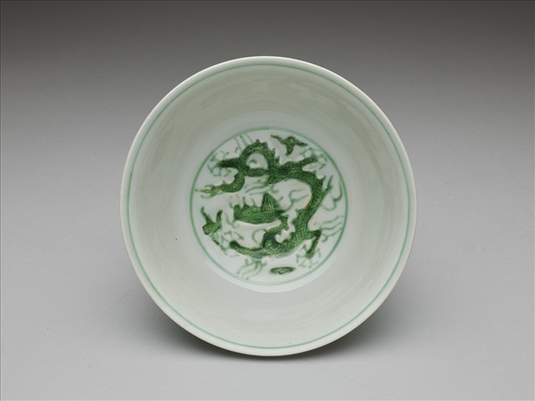 白瓷綠彩龍紋碗