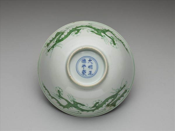 白瓷綠彩龍紋碗