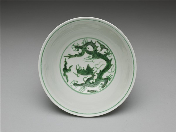 白瓷綠彩龍紋碗