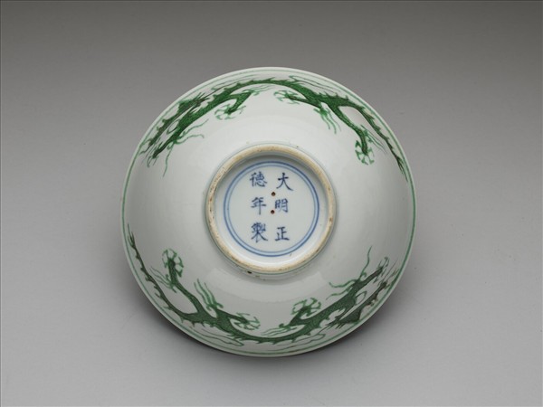 白瓷綠彩龍紋碗