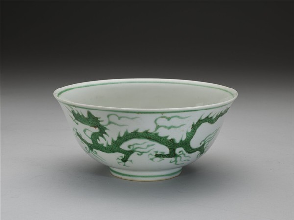 白瓷綠彩龍紋碗