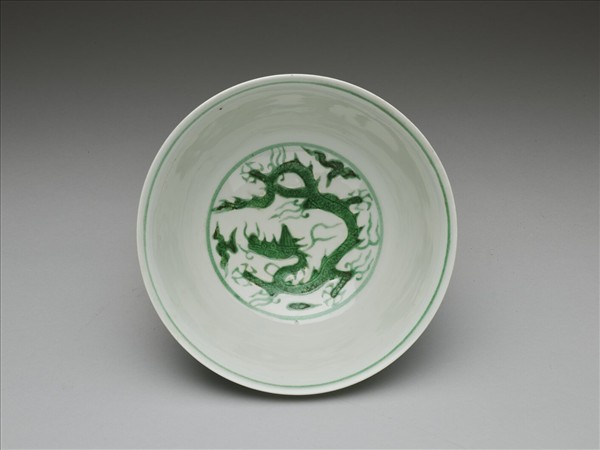 白瓷綠彩龍紋碗