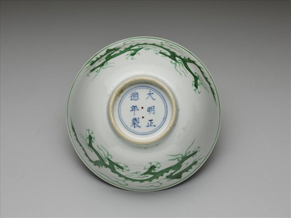 白瓷綠彩龍紋碗