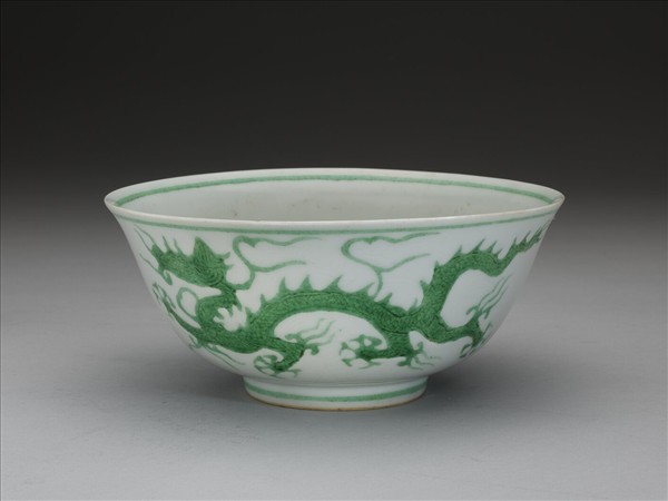 白瓷綠彩龍紋碗
