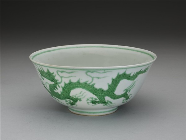 白瓷綠彩龍紋碗
