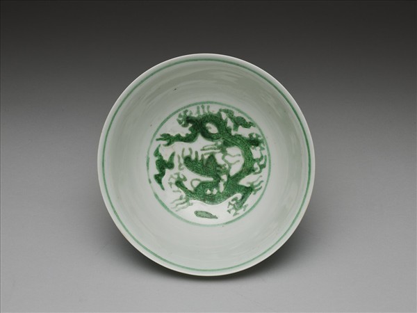 白瓷綠彩龍紋碗