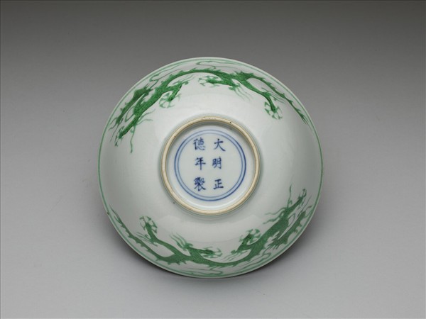 白瓷綠彩龍紋碗