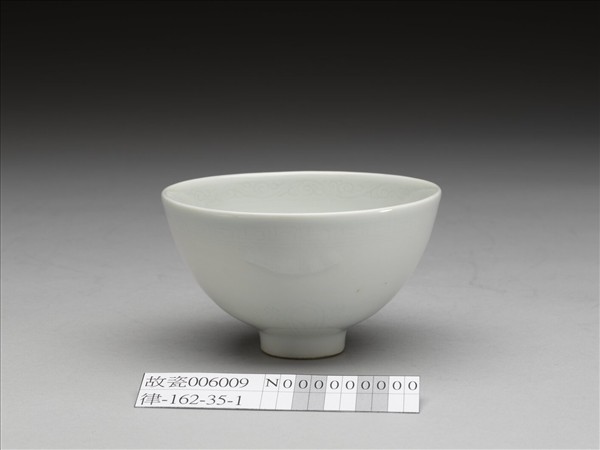 甜白釉暗花花果紋蓮子茶鍾