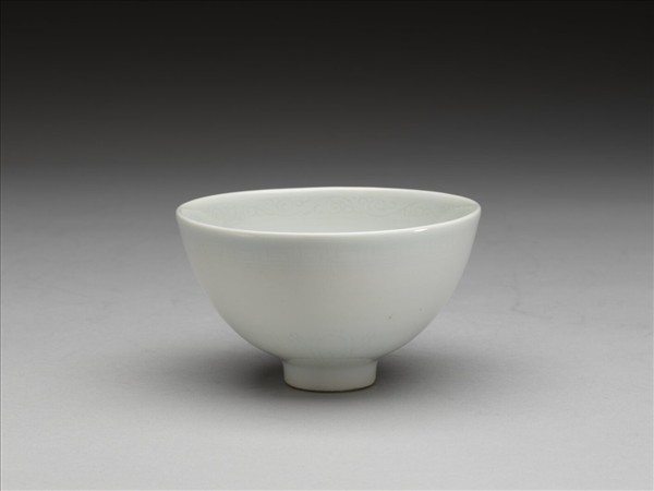 甜白釉暗花花果紋蓮子茶鍾