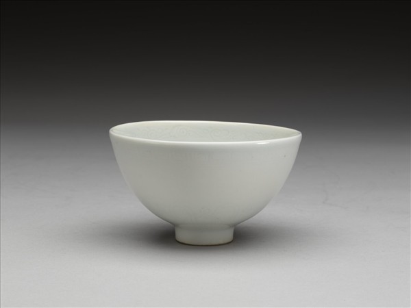 甜白釉暗花花果紋蓮子茶鍾