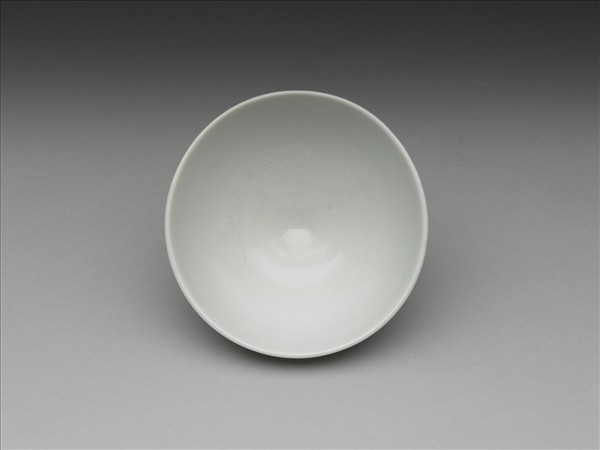 甜白釉暗花花果紋蓮子茶鍾