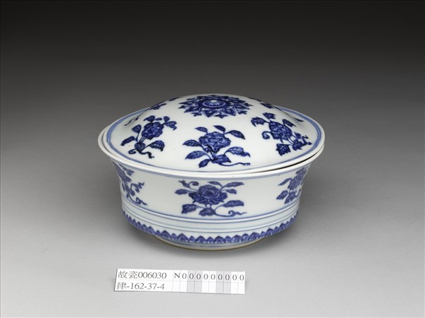 青花折技花卉紋合碗