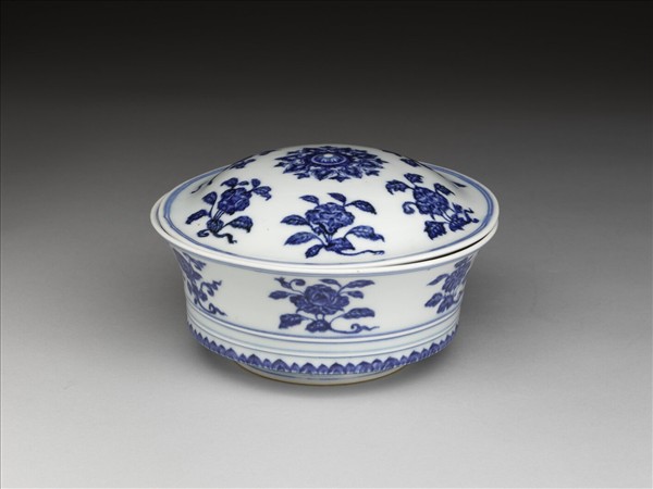 青花折技花卉紋合碗