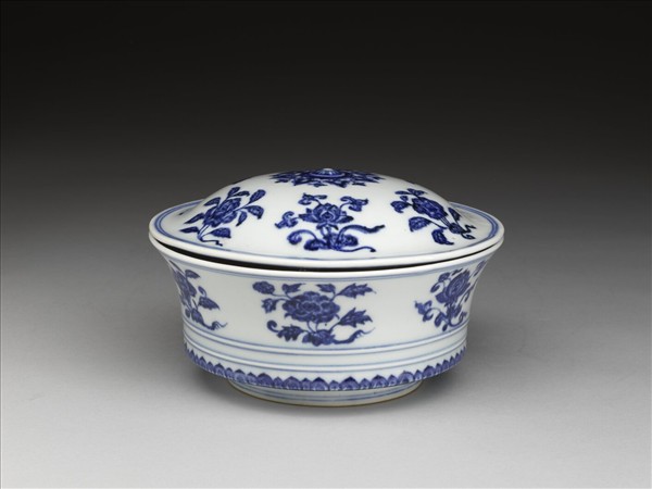 青花折技花卉紋合碗