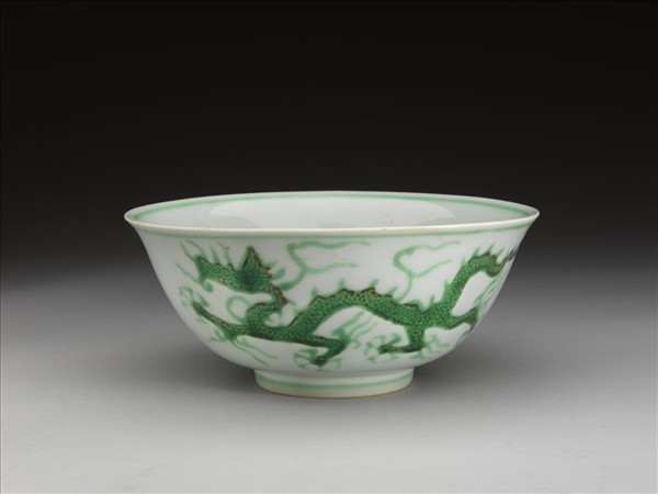 白瓷綠彩龍紋碗