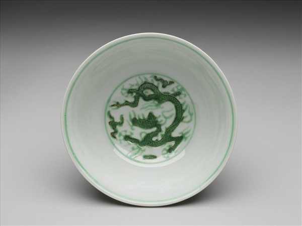 白瓷綠彩龍紋碗