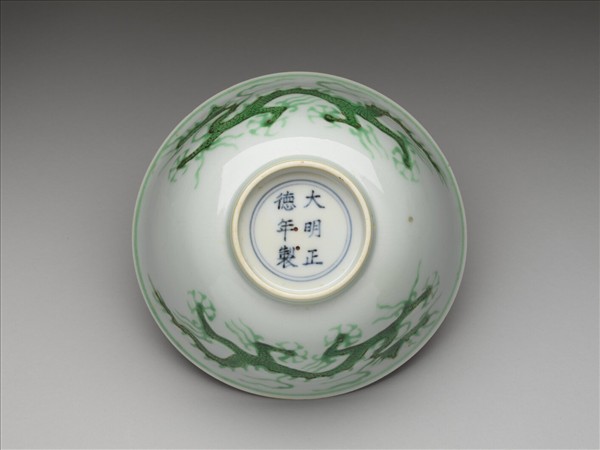 白瓷綠彩龍紋碗