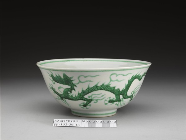 白瓷綠彩龍紋碗