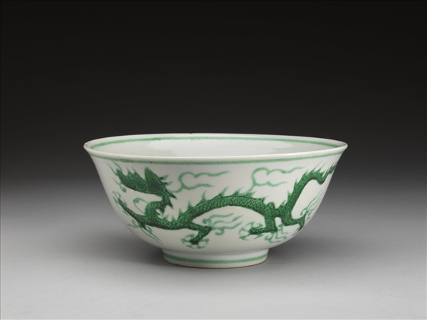 白瓷綠彩龍紋碗