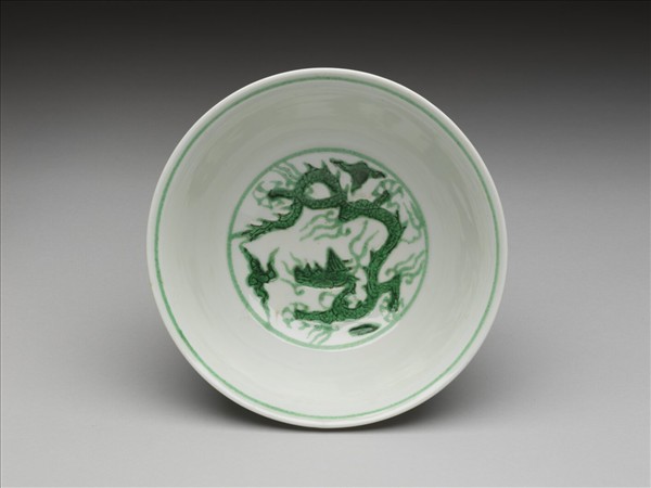 白瓷綠彩龍紋碗